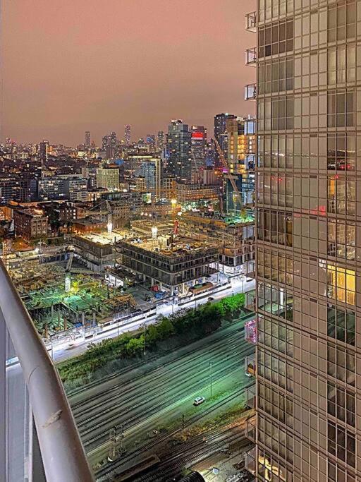 Stunning Condo Wit Amazing View 5Mins From Cntower Toronto Exterior foto